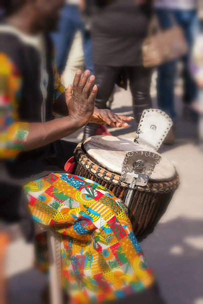 Африканський перкусіоніст грає на вулиці - Фото, зображення
