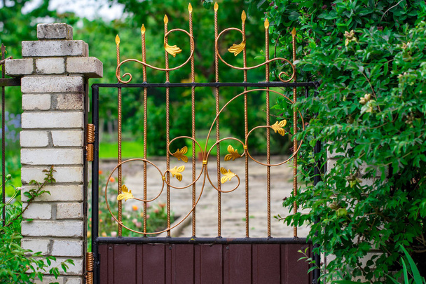 Portas de ferro forjado, forjamento ornamental, elementos forjados close-up. - Foto, Imagem
