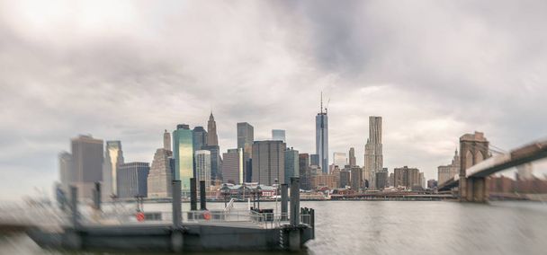 Lower Manhattan panoramisch uitzicht vanaf Brooklyn Bridge Park. - Foto, afbeelding