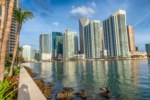 Downtown Miami horisonttiin Brickell Key kauniina aurinkoisena päivänä, Florida
. - Valokuva, kuva