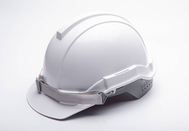 Witte veiligheid helm bouw op witte achtergrond - Foto, afbeelding