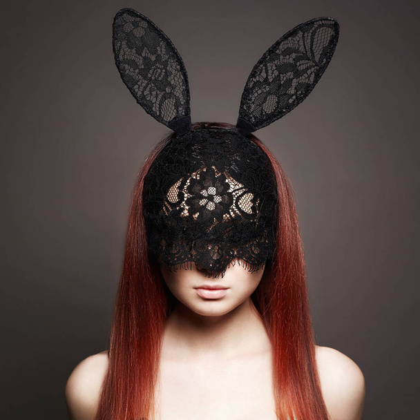 Güzel seksi kız dantel maskeli. Kırmızı saçlı Genç kadın, komik Bunny Cadılar Bayramı maskeli balo - Fotoğraf, Görsel