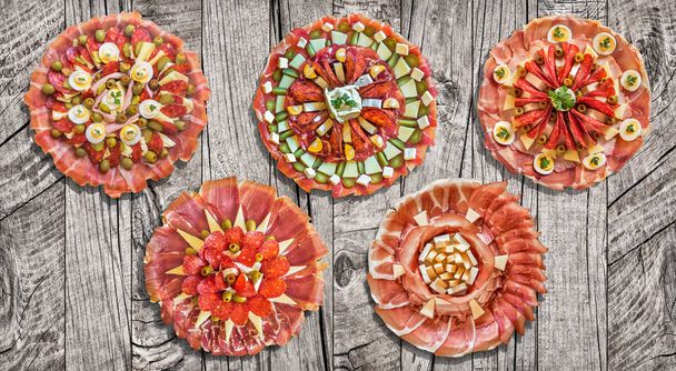 素朴な古い風化ひびの入ったサクサク ガーデン テーブル グランジ表面に伝統的な歓迎添えて前菜よい風味の皿を展示 - 写真・画像