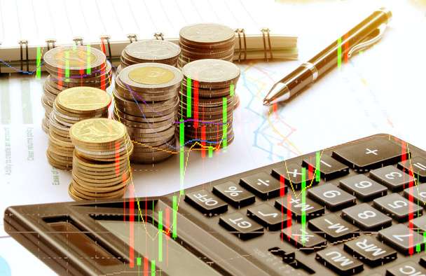 二重露光電卓・ タイ株式市場や金融投資概念の財務グラフのコイン. - 写真・画像