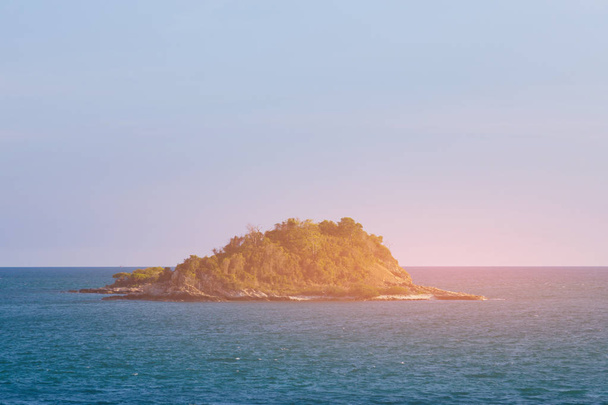 Isla solitaria sobre horizonte costero oceánico, paisaje natural fondo
 - Foto, Imagen