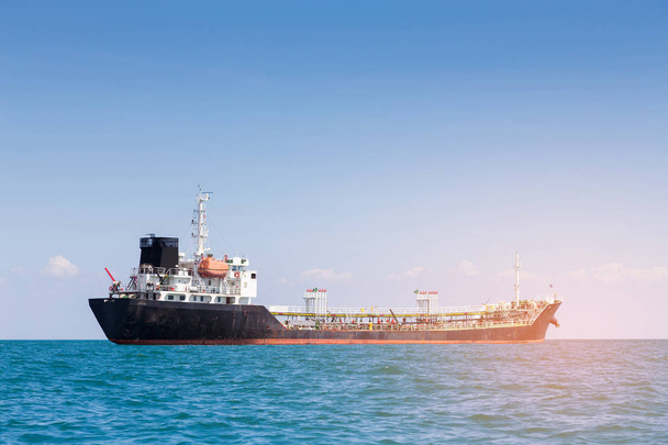 Petrolero sobre horizonte oceánico, transporte de carga
  - Foto, imagen