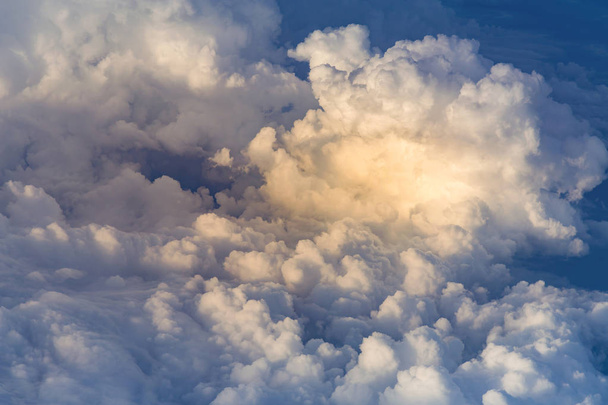 Nuvens suaves brancas sobre a vista azul do céu no avião
 - Foto, Imagem