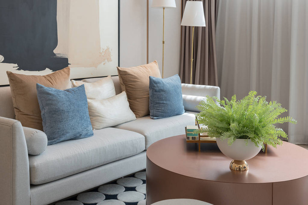 современная гостиная с набором подушек на диване, концепция дизайна интерьера
 - Фото, изображение