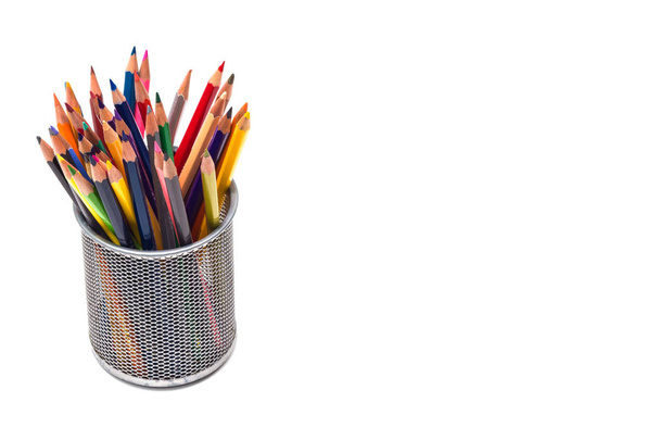 Διάφορα χρωματιστά μολύβια σε ένα φλιτζάνι που απομονώνονται σε λευκό φόντο αντίγραφο χώρου. - Φωτογραφία, εικόνα