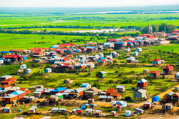 浮動小数点の村、プノム Tonle の樹液、シェムリ アップ、カンボジアで緑の田んぼ - 写真・画像