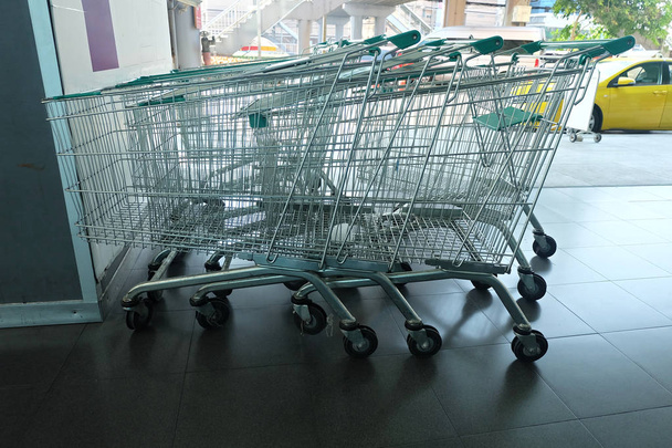 Nákupní vozíky v řadě v obchodním domě - Fotografie, Obrázek