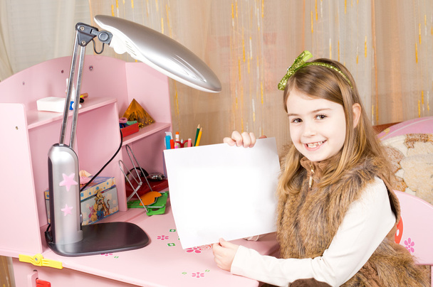 Cute little girl showing blank paper - Foto, Bild
