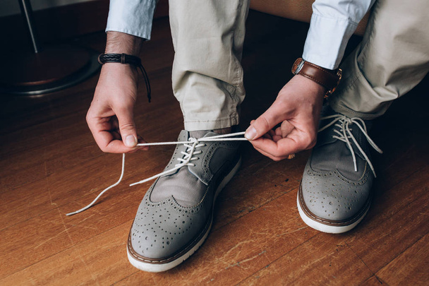 The groom puts on shoes. - 写真・画像