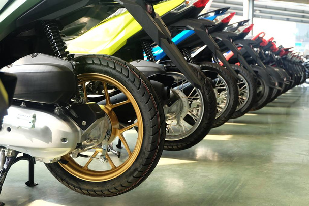 Muitas motocicletas coloridas atrás no Showroom para venda
 - Foto, Imagem