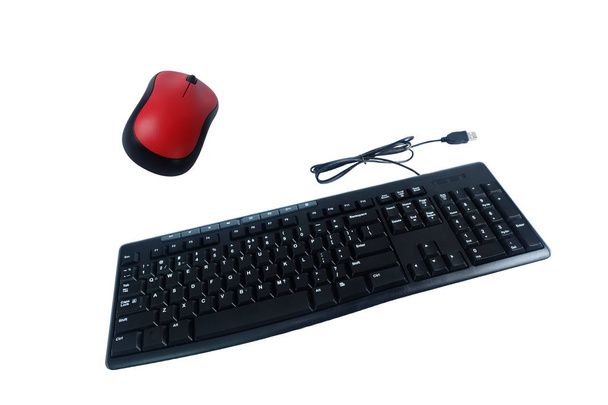 有線のキーボードとワイヤレス マウスが白い背景で隔離 - 写真・画像