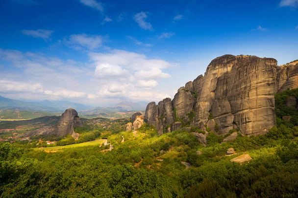 Berglandschaft mit Meteora-Felsen und Kloster - Foto, Bild