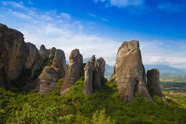 Paisaje de montaña con rocas de Meteora y monasterio
 - Foto, Imagen