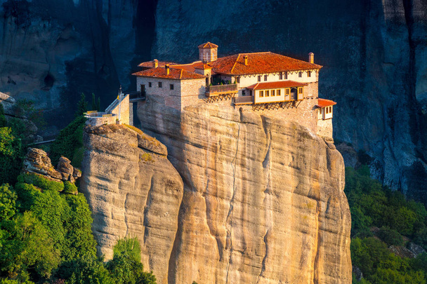 Paisaje de montaña con rocas de Meteora y monasterio
 - Foto, Imagen