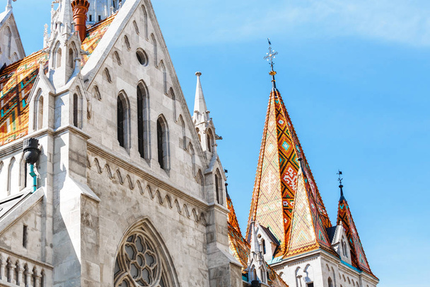 Torony és a tető részlet, a Mátyás templom, Budapest, Magyarország - Fotó, kép