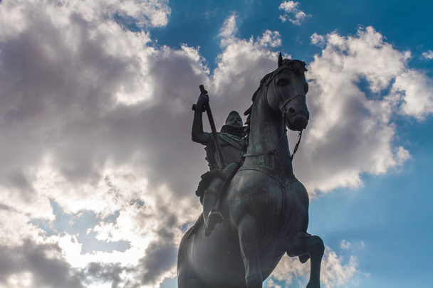 Plaza Mayor Madrid Spanyolország, drámai ég lovas szobra - Fotó, kép