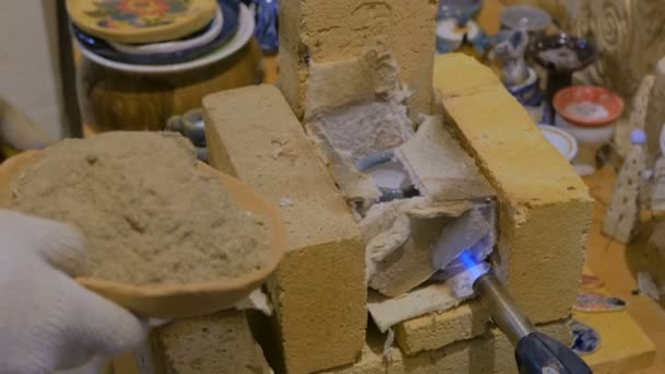 Potier professionnel mâle finition tasse en céramique en atelier de poterie
 - Séquence, vidéo