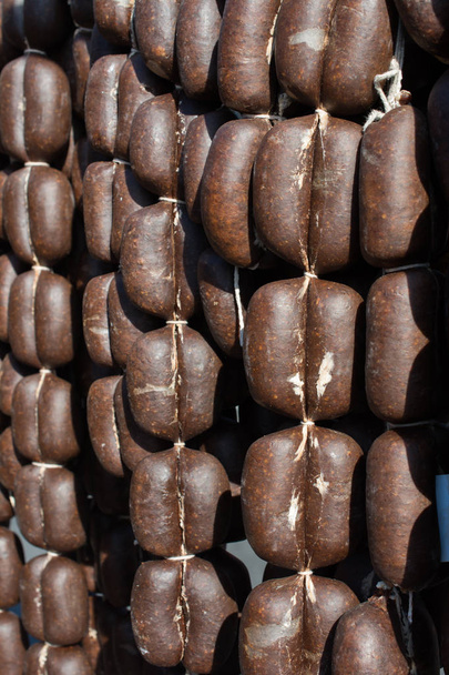 Salchichas secas de estilo turco tradicional en vista - Foto, imagen