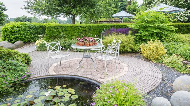 庭の池とパティオ デザイン - 写真・画像