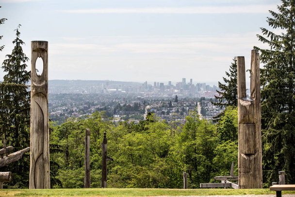 Η αστική θέα στο Βανκούβερ από Μπέρναμπι βουνό Totem Park της ημέρας το καλοκαίρι - Φωτογραφία, εικόνα