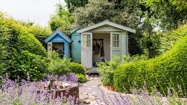 Casa de jardín en un colorido jardín con patio
 - Foto, imagen