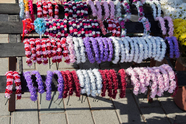 красочные короны для продажи из поддельных цветов - Фото, изображение