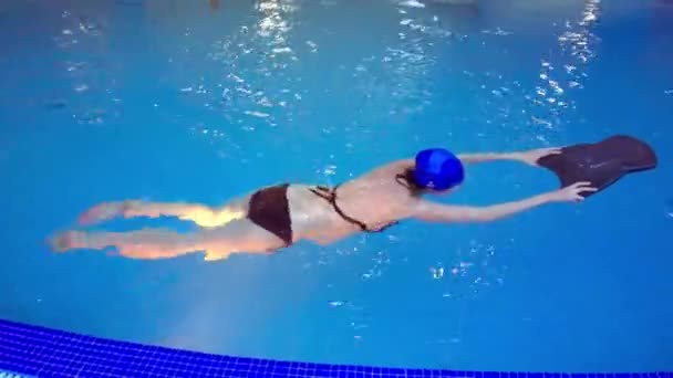 Pregnant woman swim in swimming pool - Footage, Video