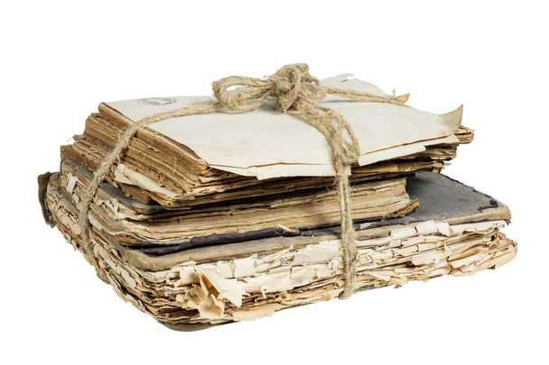 Libros y papeles viejos atados con una cuerda sobre un fondo blanco aislado
 - Foto, Imagen