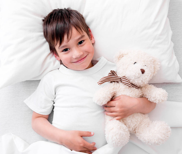 Toddler boy sleeping with teddy bear - Valokuva, kuva