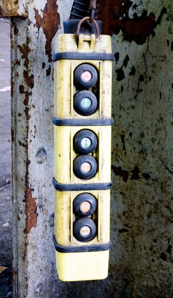 Interruptor industrial antiguo con muchos botones
 - Foto, Imagen