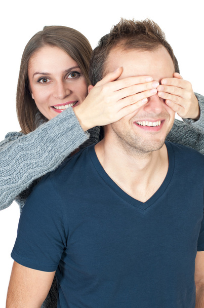 Giovane donna che copre gli occhi del suo uomo per sorprenderlo
 - Foto, immagini