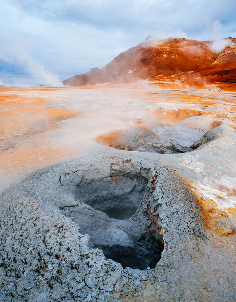 Namafjall - γεωθερμική περιοχή στον τομέα της Hverir. Τοπίο το οποίο πισίνες λάσπη και ιαματικές πηγές που βράζει. Τουρισμός και φυσικά αξιοθέατα στην Ισλανδία - Φωτογραφία, εικόνα