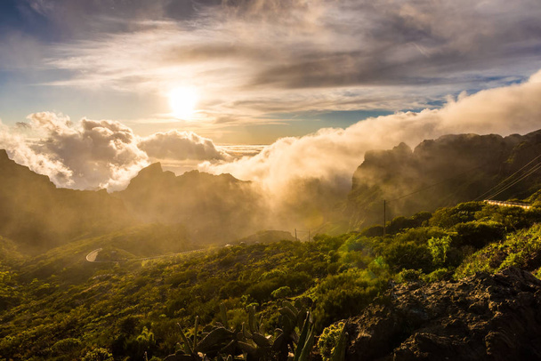 Şaşırtıcı günbatımı manzaralı kırsal park Teno kanyonda Maska Tenerife Adası İspanya - Fotoğraf, Görsel