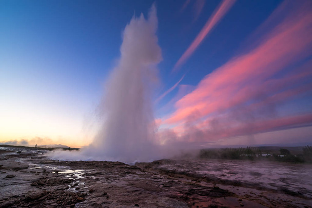ストロックル間欠泉の噴火。アイスランドの地熱地帯。すばらしい自然 - 写真・画像