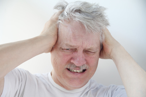 mies, jolla on voimakas päänsärky kipu
 - Valokuva, kuva