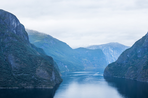 Aurlandsfjordin panoraama. Kaunis näkymä vuonolle ja vuorille
 - Valokuva, kuva