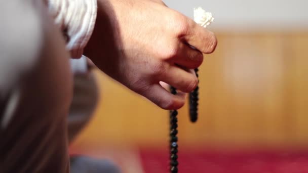 young muslim prayer with beads - Materiaali, video