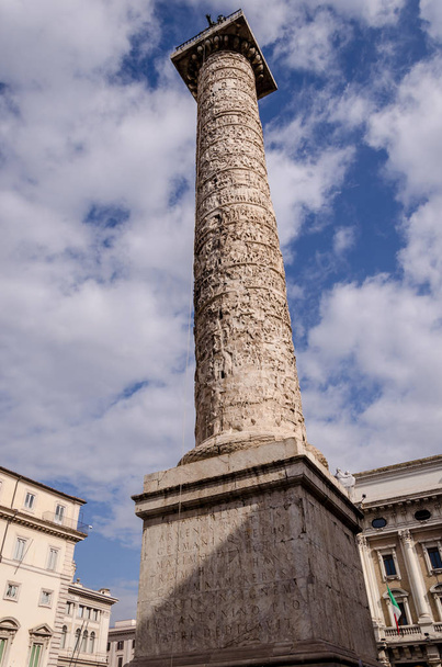 Blick auf die traischen Säulen, die gebaut wurden, um den Sieg über die Stacheldrahtzäune zu feiern. - Foto, Bild