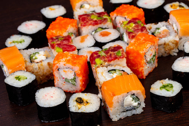 Delicioso plato de sushi roll set
 - Foto, Imagen