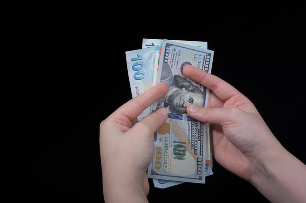 Billets libellés en dollars américains isolés sur fond noir - Photo, image