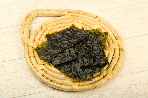 Crispy feuilles Nori copeaux sur fond en bois
 - Photo, image