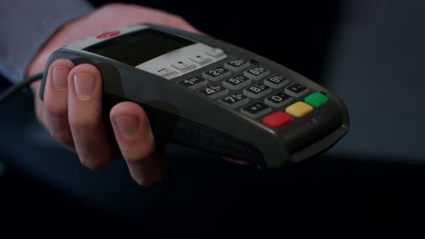 Τερματικού πληρωμών NFC. Χέρι του πελάτης που πληρώνει ανέπαφη πιστωτική κάρτα - Πλάνα, βίντεο