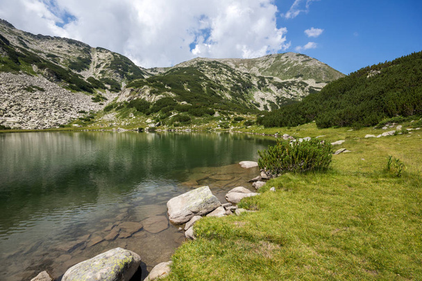 Csodálatos táj Muratovo-tó, a Pirin-hegység, Bulgária - Fotó, kép