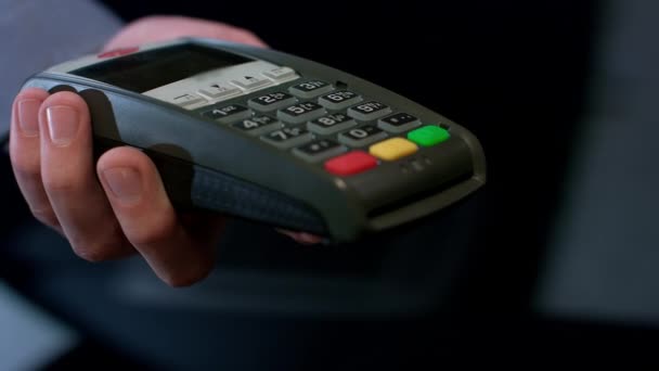 Pos 端末の支払い。人間の手決済端末のクレジット カードを強打。お金トランザクションのためのクレジット カードのマシン。簡単ショッピング サービス。カード支払 - 映像、動画