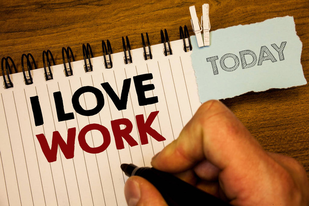Szöveg jel mutatja, I Love munka. Fogalmi fénykép-hoz lenni boldog elégedett munkát végezni, amit a legtöbb likeman hoz létre a ma notebook kézzel tartsa gazdaság toll fából készült háttér - Fotó, kép
