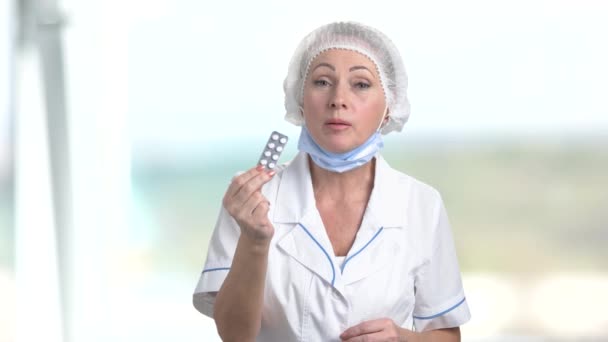 Caucasian woman doctor holding blister of pills. - Filmagem, Vídeo